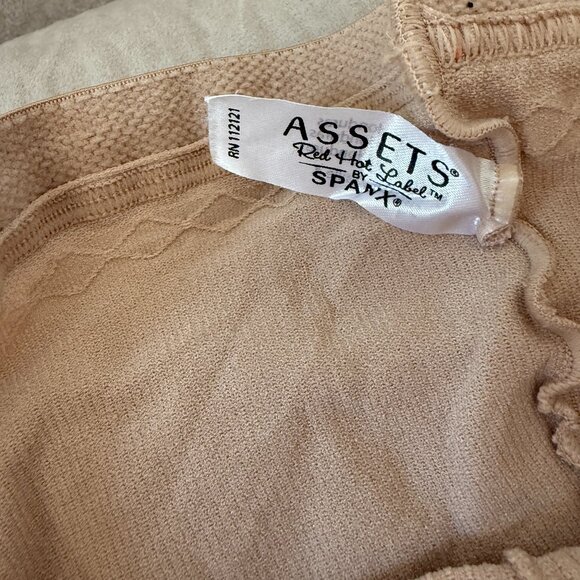 Assets Red Hot Label Spanx, Size 4 - Picture 2 of 3